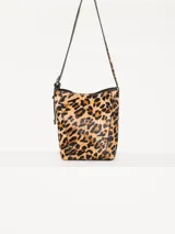 Cartera tote de cuero con estampado animal print, detalles en cuero vacuno y forrería de cuero. Incluye sobre desmontable con cierre y apliques metálicos con logo de la marca.
