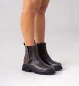 Bota de cuero vacuno color marrón, con suela de goma artesanal y elástico lateral.