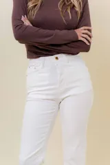 Jean blanco de tiro medio-alto, calce recto y largo al tobillo.