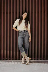 Sweater color dorado de tejido de punto suave con hilos metalizados, corte recto y mangas cortas con puño ajustado.