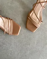 Sandalias negras con tiras finas y taco aguja de 9 cm.