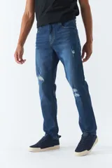 Pantalón jean azul de corte recto con roturas en las rodillas, tiro medio, logo bordado y presillas para cinturón.