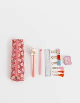Set de librería que incluye una cartuchera de PVC transparente con estampado de gatos de la suerte, dos lapiceras, una regla, tres clips, tres binder clips y una goma de borrar.