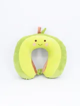 Almohadón de viaje con forma de palta, color verde claro y oscuro, con carita sonriente bordada.