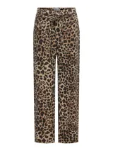 Pantalón recto de tiro medio con estampado animal print. Incluye cinturón, cierre de botón y cremallera, bolsillos delanteros, traseros y monedero.