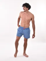 Short de baño con estampado de hojas en colores azul y blanco, ideal para actividades acuáticas.