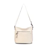 Bandolera color beige con correa larga regulable combinada a tono. Tiene dos bolsillos frontales con cierre, apertura superior con cierre, división interna, bolsillos internos y bolsillo trasero con cierre.