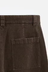 Pantalón marrón de pana, corte recto, con bolsillos laterales y traseros.