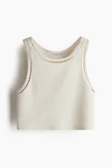 Musculosa corta color crema, de punto de algodón acanalado y corte ajustado, con inserciones de encaje en escalera en escote y sisas.