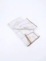Set de dos repasadores de microfibra color blanco con estampado de cubiertos y vajilla en color beige. Uno de los repasadores tiene un diseño a cuadros. Medidas: 40 x 60 cm.