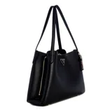 Cartera tote Guess modelo Sora, color negro, con cierre de cremallera lateral y logo triangular dorado en el frente. Incluye charm colgante con el nombre de la marca.