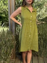 Vestido camisero azul sin mangas de lino italiano, con botones de nácar y corte a la rodilla.