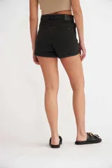 Short de jean negro de tiro alto con bolsillos delanteros y traseros.