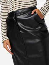 Falda midi de cuero sintético negro, tiro alto, totalmente forrada, con abertura trasera y cierre con cremallera y botón.