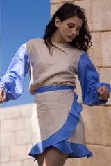 Blusa de lino color beige con mangas largas abullonadas en color azul.
