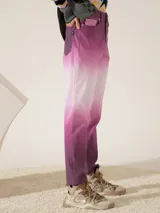 Pantalón de jean recto de tiro medio, confeccionado en tejido de algodón elastizado con estampado degradado de color violeta a blanco. Calce relajado, largo por arriba de los tobillos.