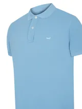 Remera tipo polo celeste de algodón orgánico con cuello clásico y tapeta de dos botones. Presenta un pequeño logo bordado de un pato en el pecho.