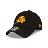 Gorro tipo 9TWENTY ajustable de New Era, color negro, con el logo alternativo de los Phoenix Suns bordado en el frente (un balón de baloncesto con una estrella y estelas amarillas/naranjas). Logo de New Era bordado en el lateral.
