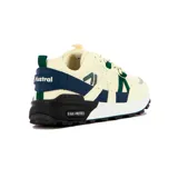 Zapatilla deportiva de estilo chunky, color crema/hueso, con detalles en azul marino y verde oscuro. Presenta malla transpirable, cordones bicolores y suela gruesa con tecnología MAX-PROTECT.