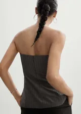 Top palabra de honor gris con finas rayas verticales blancas, de corte ajustado y cierre trasero con cremallera invisible.