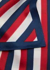 Pañuelo cuadrado con estampado de rayas diagonales en azul marino, blanco y rojo.