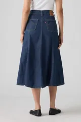 Falda midi de jean azul oscuro, corte evasé y tiro alto.
