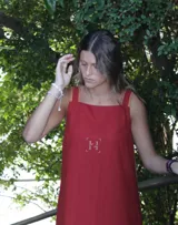 Vestido corto color ladrillo con breteles finos y bordado central.