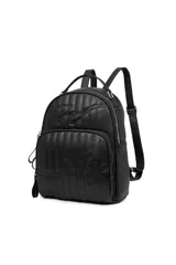 Mochila negra con diseño acolchado y pespuntes verticales. Tiene un bolsillo frontal con cierre y el logo de la marca bordado.
