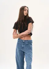 Pantalón de jean azul con textura en relieve, corte wide leg y tiro medio.