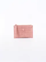 Billetera pequeña color rosa con textura símil piel de cocodrilo, cierre con botón a presión y correa de mano.