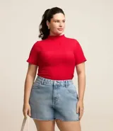 Blusa roja de poliéster texturizado con cuello alto y mangas cortas.