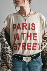 Remera color crudo de algodón con estampa central con foil con la frase "Paris in the street".