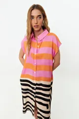 Vestido camisero de viscosa con estampado a rayas horizontales en tonos rosa, naranja, beige y negro. Tiene cuello camisero, mangas cortas y cierre frontal con botones. El corte es recto y llega hasta la rodilla.