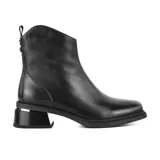 Bota corta negra de cuero con punta cuadrada y cierre lateral. El taco es geométrico con detalle plateado.