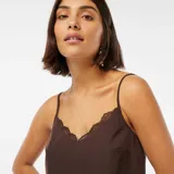 Camiseta de tirantes marrón con encaje en el escote.