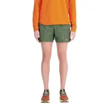 Short deportivo New Balance Impact Run AT 5 Inch, color verde con estampado de triángulos y ondas. Diseñado para trail running, con tecnología NB DRY para eliminar la humedad y short interior para mayor comodidad.