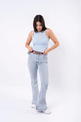 Musculosa ajustada color naranja vibrante, con tejido acanalado (ribbed) y cuello redondo.