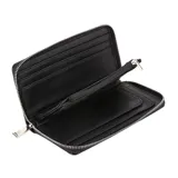 Monedero de simil cuero color lila, con cierre metálico y logo de la marca en el frente.