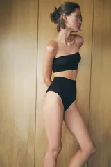 Braguita negra de tiro alto con cintura elástica y costuras marcadas.