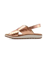 Sandalia plateada con tiras cruzadas con textura tipo piel de cocodrilo, suela blanca y tira trasera elástica.