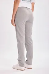 Pantalón de jogging gris claro, de corte recto, con cintura elástica ajustable con cordón.