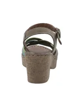 Sandalias con plataforma RKF modelo Dalia, color verde, con tiras cruzadas en tonos verde, beige y celeste.