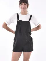 Mono corto negro con breteles regulables y botones de madera.