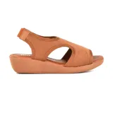 Sandalia de mujer color beige, con plataforma baja y tira ancha sobre el empeine con aberturas laterales.