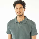 Chomba verde de punto gofrado con cuello polo y tapeta con botones.