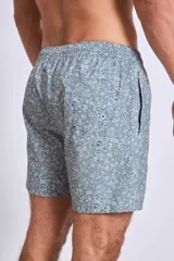 Short de baño celeste con estampado de gaviotas en negro y etiqueta con logo en la pierna.