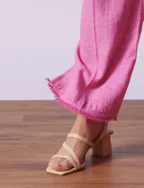 Pantalón wide leg color azul, de lino y rayón, con pretina elastizada y lazo de ajuste.