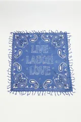 Pañuelo cuadrado de viscosa color azul con estampado de cachemir en blanco y flecos en los bordes.