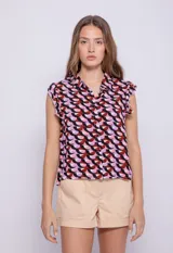 Camisa sin mangas con volados en los hombros, estampada en tonos rosa y negro, con cuello camisero y botones frontales.