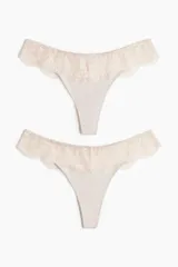 Pack de dos bombachas colaless color piel, de microfibra suave con ribete ancho de encaje y refuerzo interior.